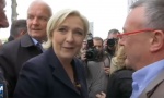 Demonstranti gađali jajima Marin Le Pen u Bretanji (VIDEO)
