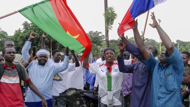Demonstranti ispred francuske ambasade u Burkini Faso VIDEO/FOTO