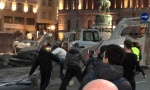 Demonstranti lome na Trgu republike, doneli ogradu ispred Starog dvora; Vesić: Biće podnete prijave (VIDEO+FOTO)