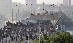 Demonstranti organizovali miran protest na jednom mostu u Bagdadu