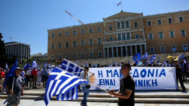 Demonstranti pokušali da uđu u grčki parlament, uhapšen poslanik Zlatne zore