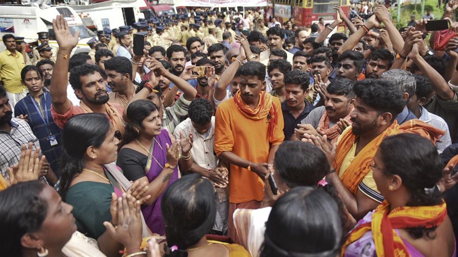 Demonstranti sprečili Indijke da uđu u hram