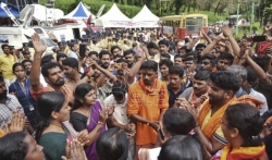 Demonstranti sprečili Indijke da udju u hram