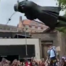 Demonstranti u Bristolu srušili spomenik koji oličava britanski rasistički kolonijalizam (VIDEO)