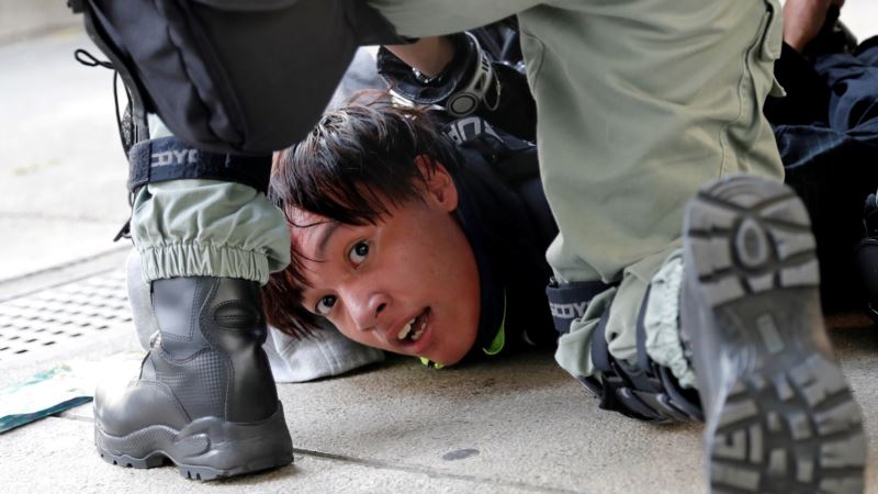 Demonstranti u Hong Kongu demolirali stanicu metroa i upali u tržni centar
