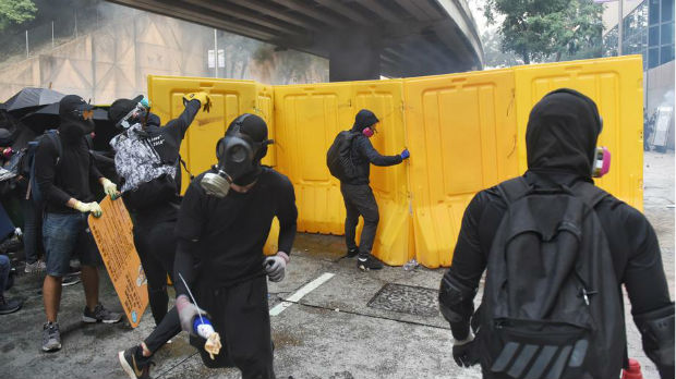 Demonstranti u Hongkongu beže sa univerziteta, policija ih hapsi