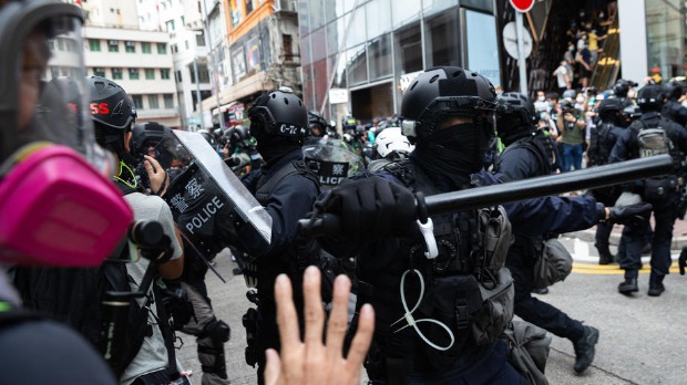 Demonstranti u Hongkongu ne odustaju, policija koristi suzavac