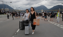 Demonstranti u Hongkongu pokušali da blokiraju prilaz aerodromu (VIDEO)