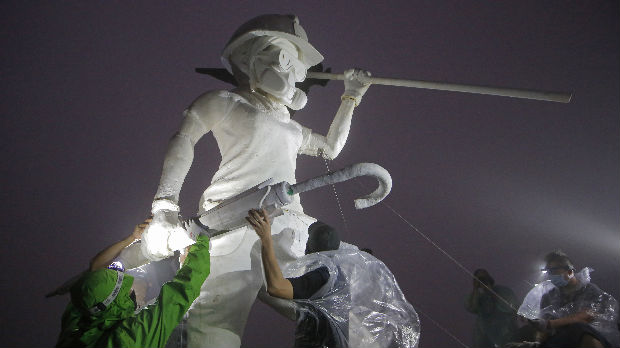 Demonstranti u Hongkongu postavili statuu Dame slobode – žene s gas-maskom