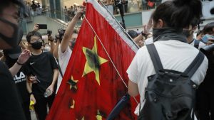 Demonstranti u Honkongu gazili kinesku zastavu