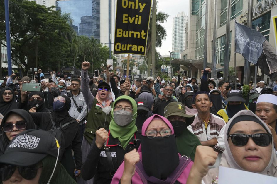 Demonstranti u Indoneziji palili zastave Švedske, Danske i Holandije zbog paljenja kopije Kurana