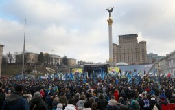 
					Demonstranti u Kijevu zahtevaju da Zelenski brani interese Ukrajine na samitu u Parizu 
					
									