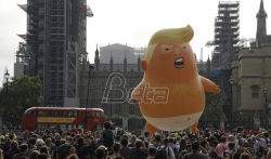 Demonstranti u Londonu nose veliki balon u obliku bebe Trampa