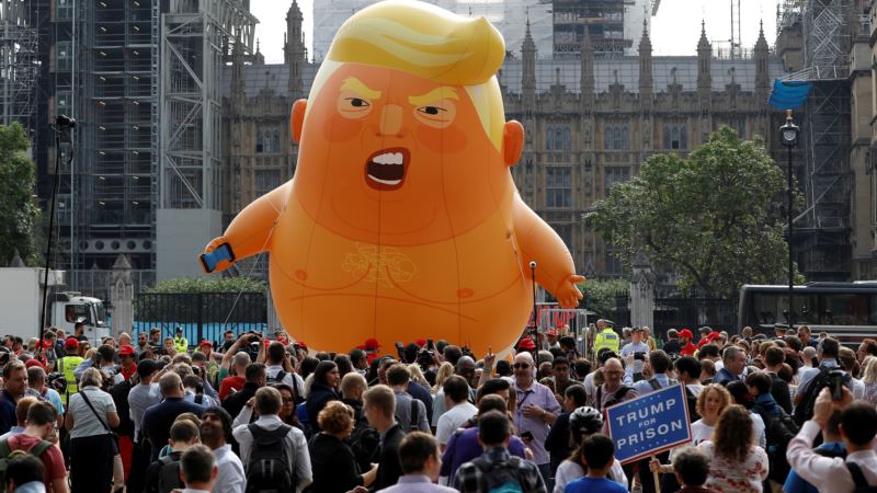 Demonstranti u Londonu nose veliki balon u obliku bebe Trampa 
