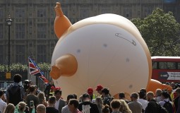 
					Demonstranti u Londonu nose veliki balon u obliku bebe Trampa 
					
									