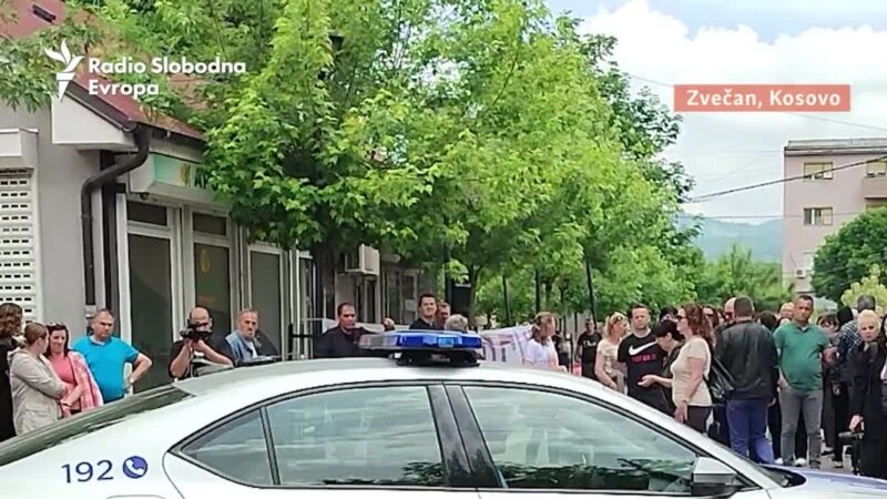 Demonstranti u Zvečanu ometali vozilo kosovske policije
