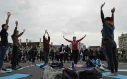 
					Demonstranti za očuvanje klime blokirali ulice u Berlinu, Amsterdamu, Londonu 
					
									