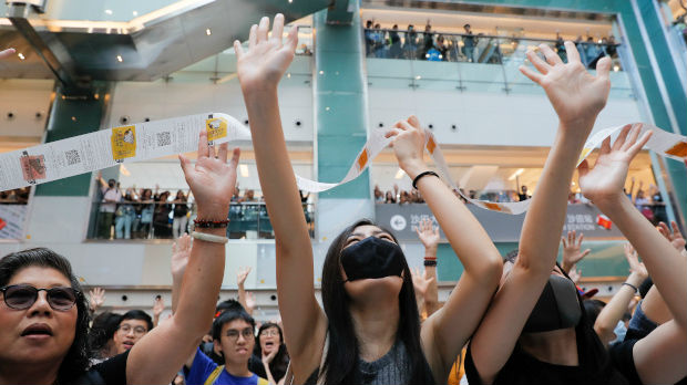 Demonstranti zauzeli tržni centar u Hongkongu, policija bacila suzavac