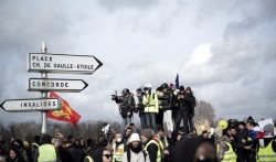 Demonstrantu Žutih prsluka otkinuta ruka u incidentima u Parizu