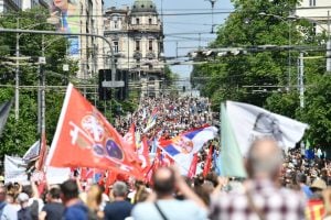Deo građana sa protesta ispred Vlade Srbije stigao među pristalice vlasti kod Skupštine Srbije: Policijaci su između te dve grupe