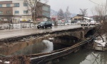 Deo mosta obrušio se u reku, otežan saobraćaj