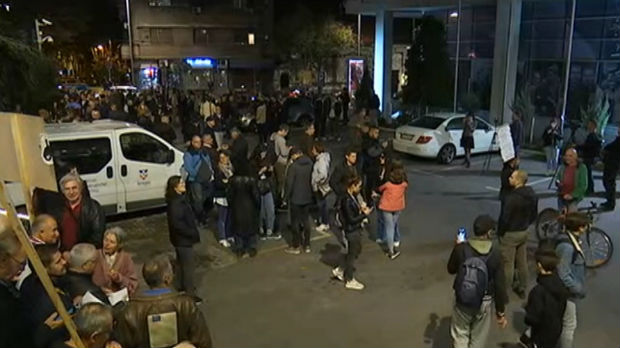 Pristalice dela opozicije okupile se ispred zgrade RTS-a, incident posle intervjua Vučića