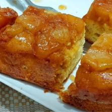 Desert koji MIRIŠE NA DETINJSTVO - Bakin kolač od jabuka sa KARAMEL PRELIVOM osvaja i mirisom i ukusom