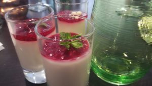 Desert u čaši – praznična panakota sa malinama (recept)