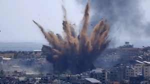 U izraelskom vazdušnom udaru srušena višespratnica u kojoj je bio biro AP-a