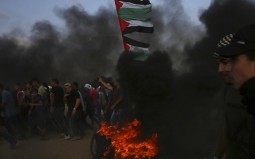 
					Deset hiljada Palestinaca protestovalo kraj granice Gaze, 77 ranjeno 
					
									