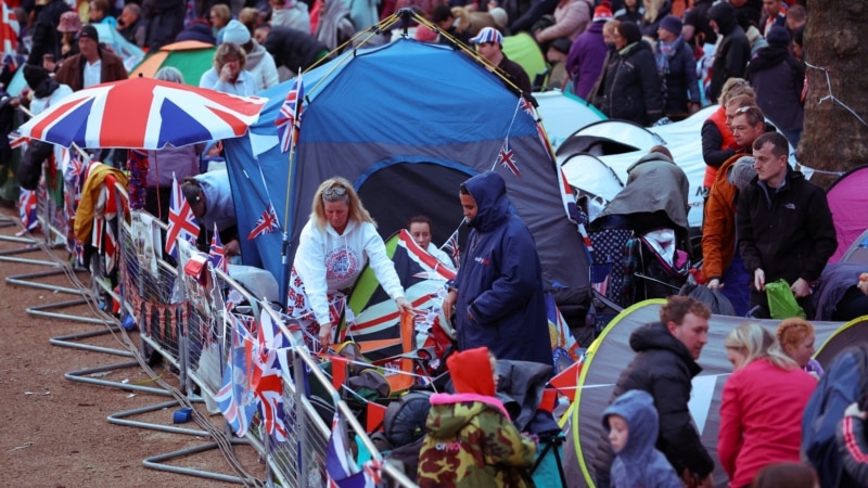 Desetine hiljada u Londonu čeka istorijski trenutak krunisanja kralja Čarlsa
