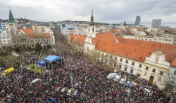 Desetine hiljade Slovaka ponovo na ulicama traže smenu šefa policije