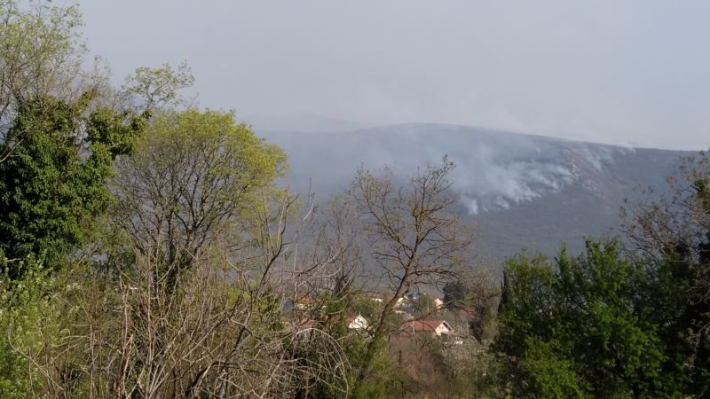 Desetine požara u Hercegovini, gasi i helikopter Oružanih snaga BiH
