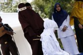 Desetine se okupile da gledaju: Prema islamskim zakonima išibana zbog seksualnih odnosa van braka VIDEO/FOTO