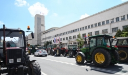 Desetine traktora ispred zgrade Pokrajinske vlade u Novom Sadu