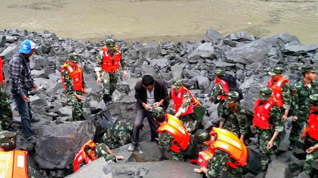 Desetine zatrpanih u kineskom selu, spasioci tragaju za preživelima