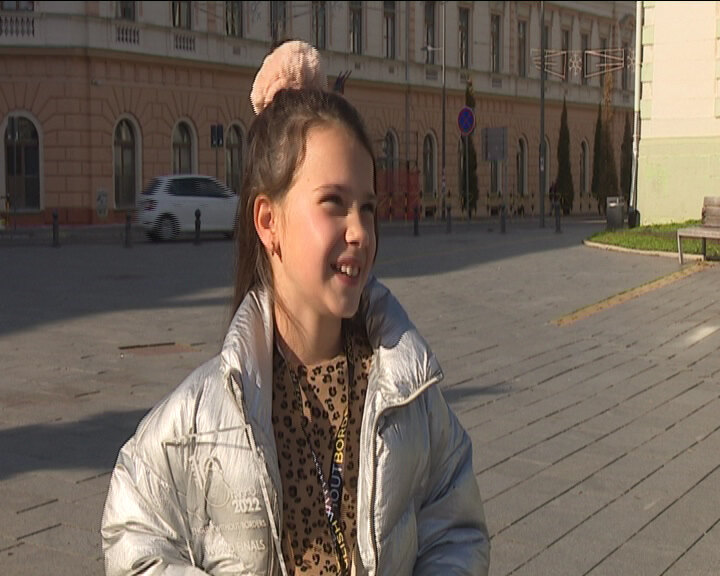 Desetogodišnja Zrenjaninka Zara Zamurović osvojila zlato na Svetskoj olimpijadi iz engleskog jezika