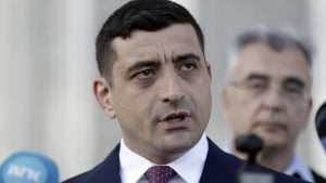 Desničarski populista, za neke ekstremista: Đorđe Simion pobednik prvog kruga izbora u Rumuniji
