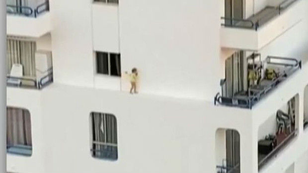 Dete u Španiji hodalo po ivici zgrade dok su se roditelji tuširali