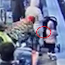 JEZIVO! Žena prišla s leđa i GURNULA DEVOJČICU na šine - Dete udarilo licem na metalnu šipku pre nego što je bilo ko reagovao (VIDEO)