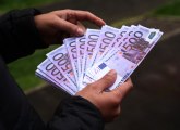 Devojka Loto dobitnika zgrozila sve: Obrisala nos novčanicom od 500 evra – Hejteri VIDEO