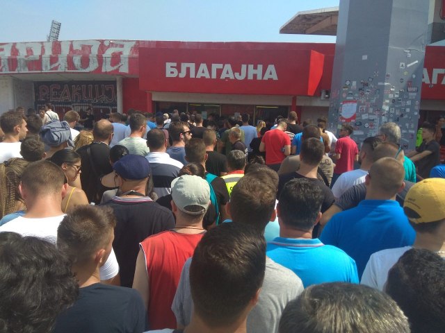 Devojka kolabirala u koloni ispred stadiona Rajko Mitić