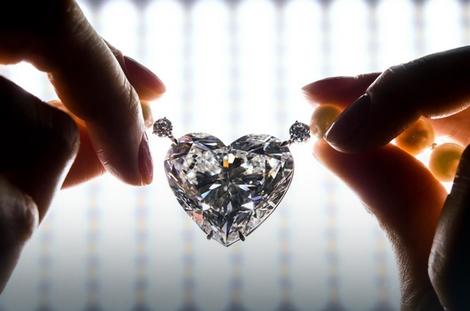 Dijamant u obliku srca prodat za rekordnih 13 miliona franaka