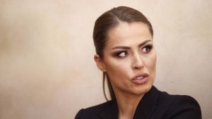 Dijana Hrkalović obučena kao Melanija Tramp posetila skup vlasti ispred Skupštine (VIDEO)