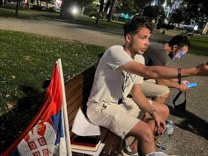 Dimitriju koji štrajkuje glađu u Beogradu policija ne dozvoljava da leži ispod Vučićeve kancelarije