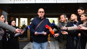 Dinko Gruhonjić verbalno napadnut na ulici: Nepoznati muškarac pretio mu fizičkim nasiljem