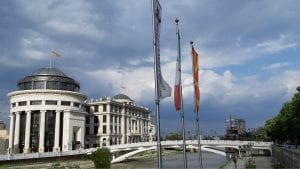 Diplomatsko vozilo udarilo policajca u Skoplju