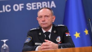 Direktor policije: Privedeno više desetina demonstranata, povređeno šest policajaca i dvoje građana