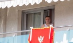 Direktor policije virio iza crnogorske zastave dok je išla litija