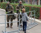 Dirljiva scena u Zvečanu: Dečak vojnicima Kfora poklonio venčiće FOTO